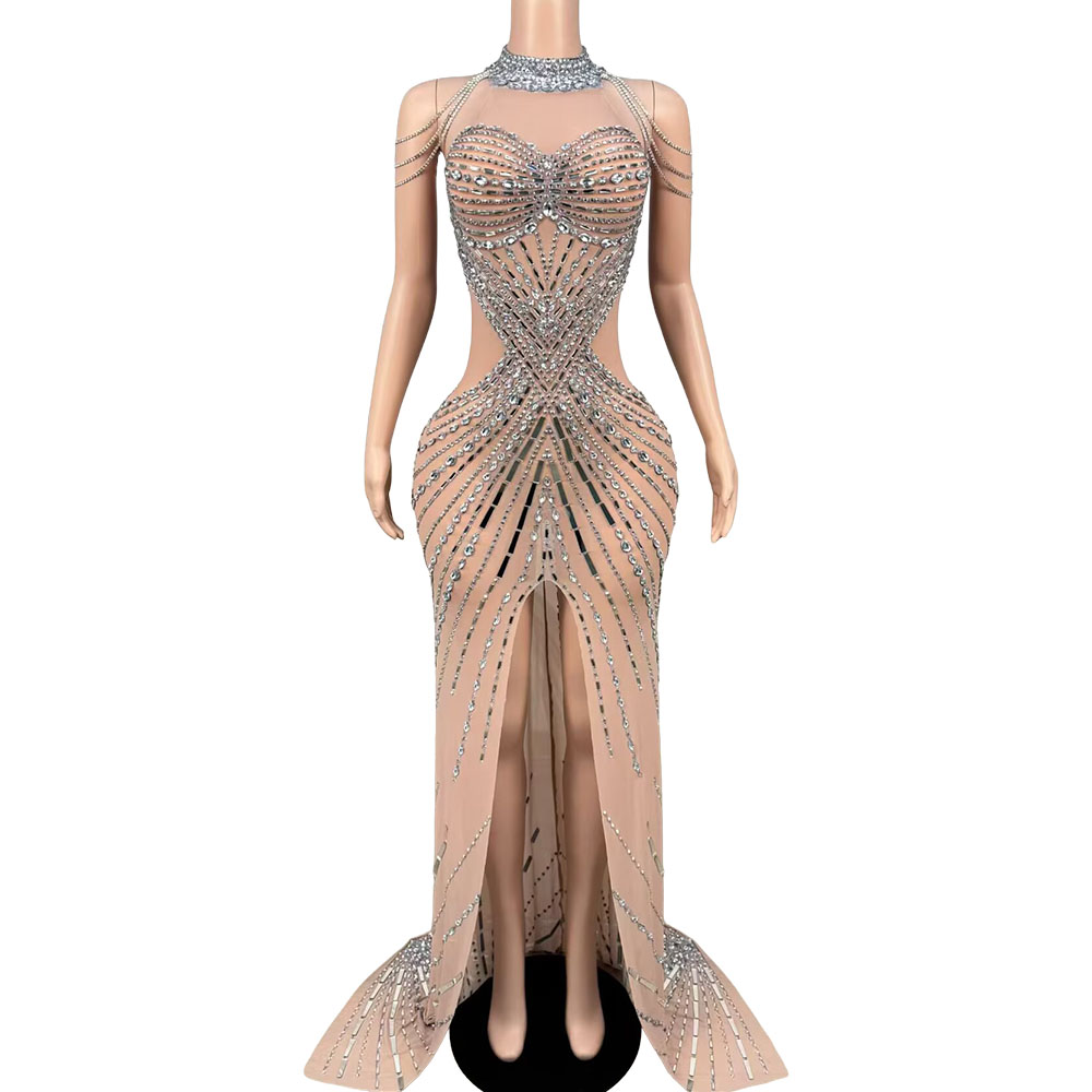 Women Fashion Photoshoot - Luxuriöses Mode-Kleid mit Funkelnden Strass-Steinen und