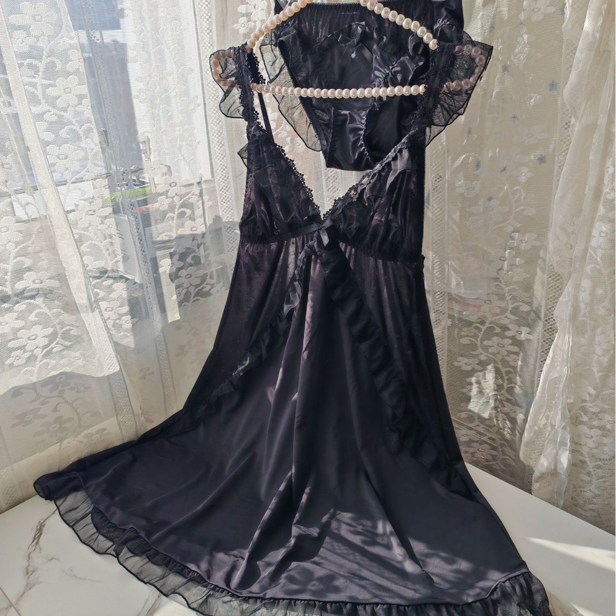 Damen Schwarzes Eisseide-Nacht – Spaghetti Strap Dress Bewertung und Preis