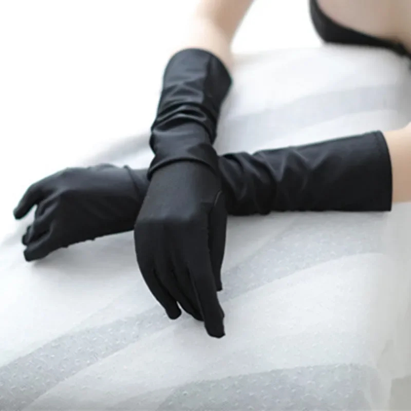 Verführerische Modehandschuhe  – Women Fashion Photoshoot Bewertung und Preis