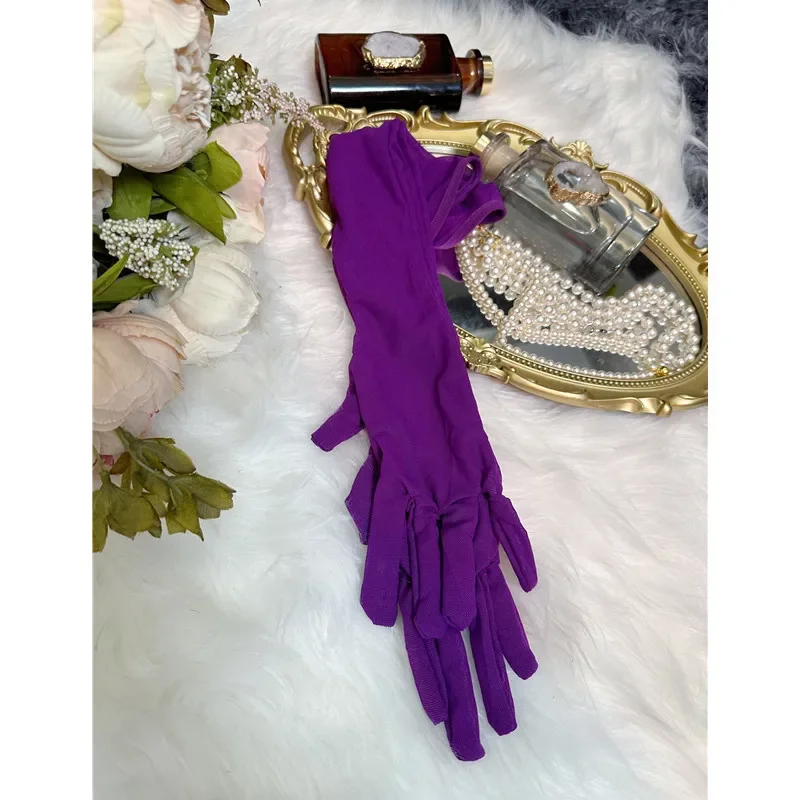 Verführerische Modehandschuhe  – Women Fashion Photoshoot Bewertung und Preis